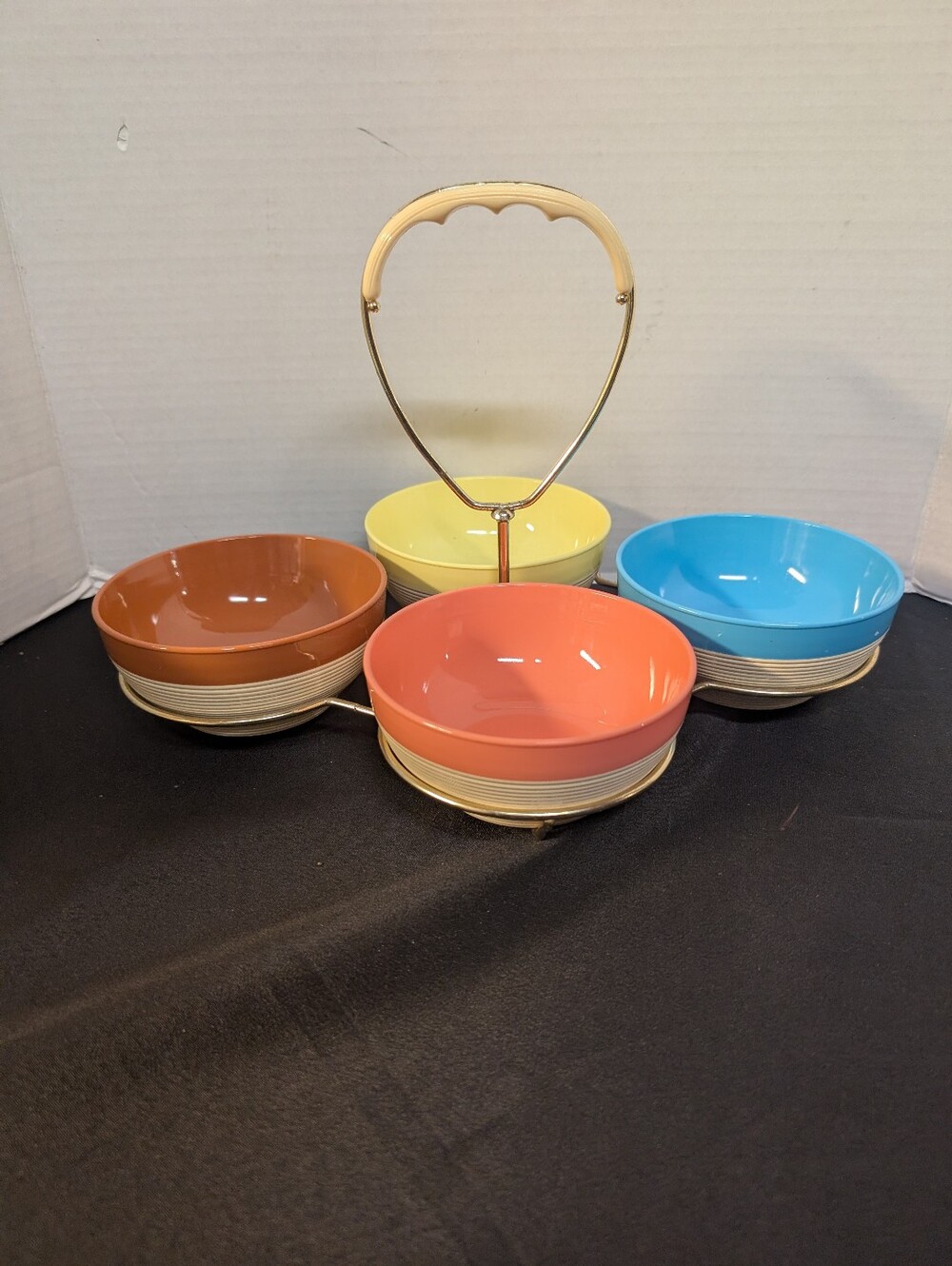 Lot of 4 Vintage Raffiaware Thermo-Temp MCM Dessert  Bowls , Lids  & Carrier